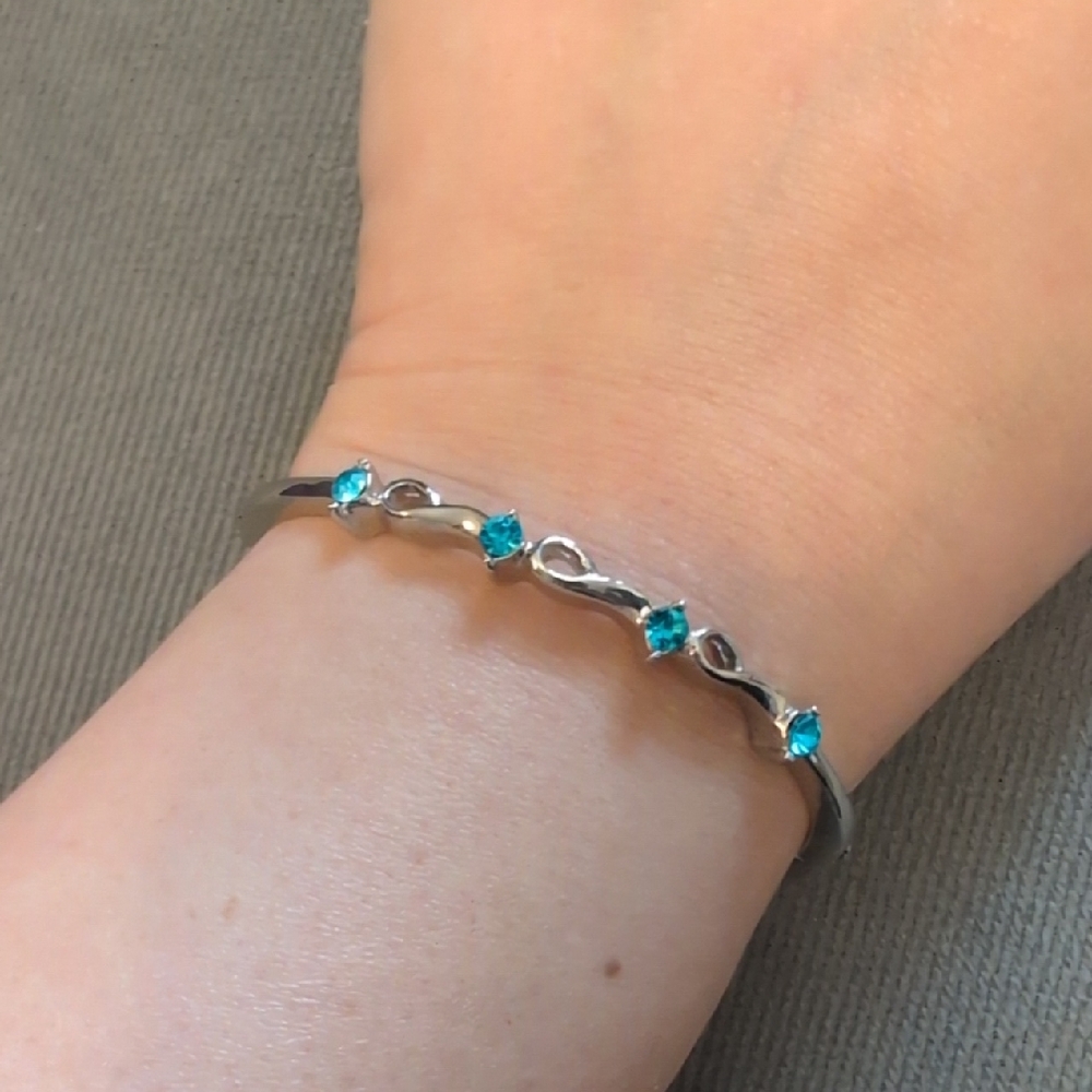 Crystal Jewelry Silver Bracelet With Blue Rhinestone Detail